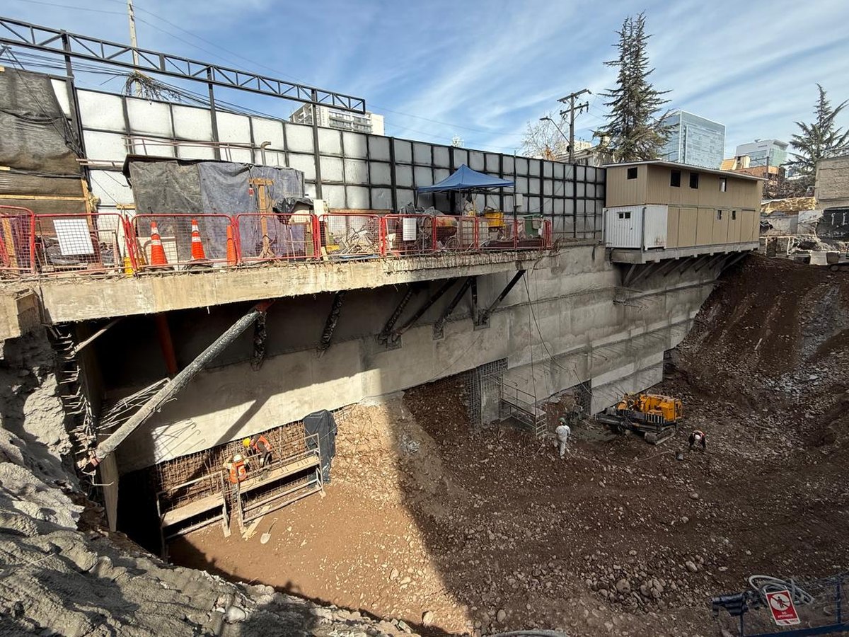 Excavación profunda con muro de contención anclado en obra urbana