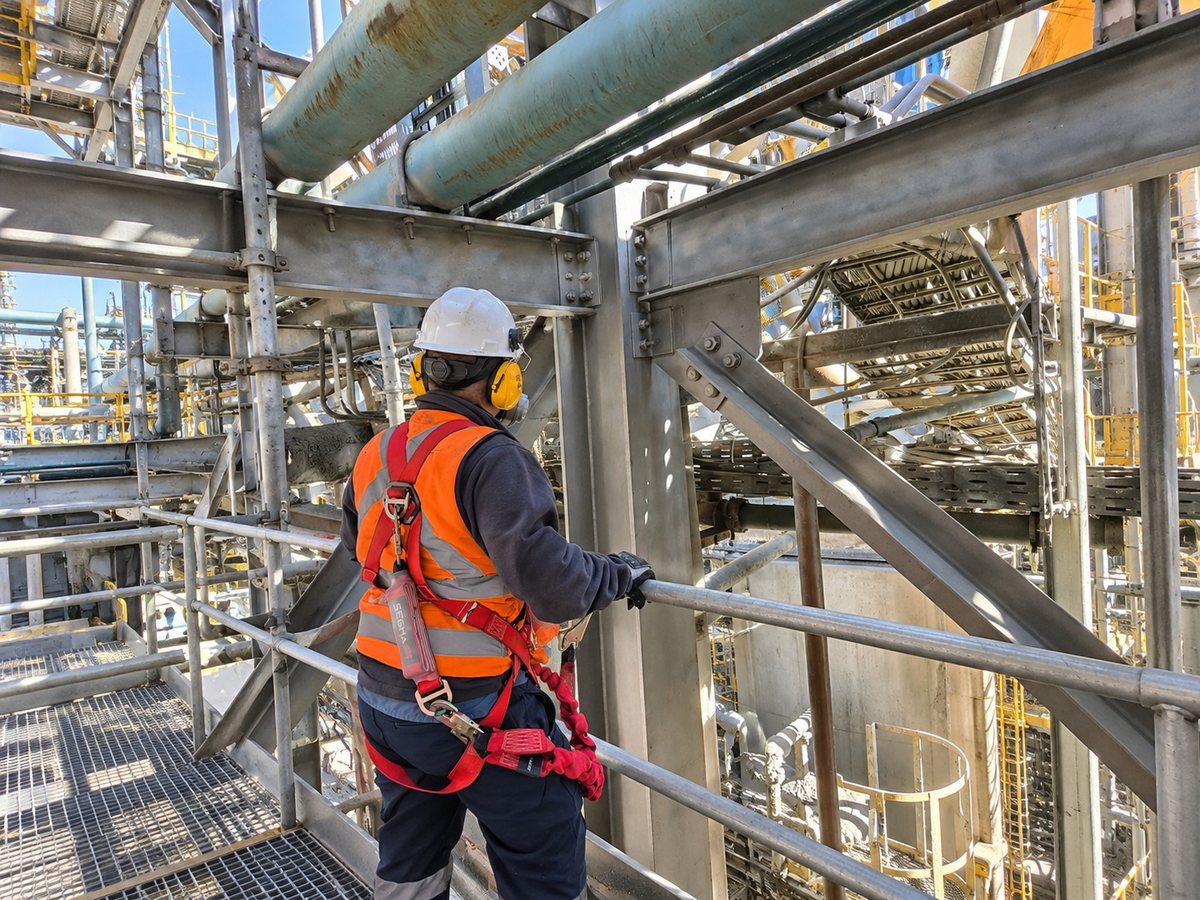 Revisión en terreno de estructuras metálicas en planta industrial