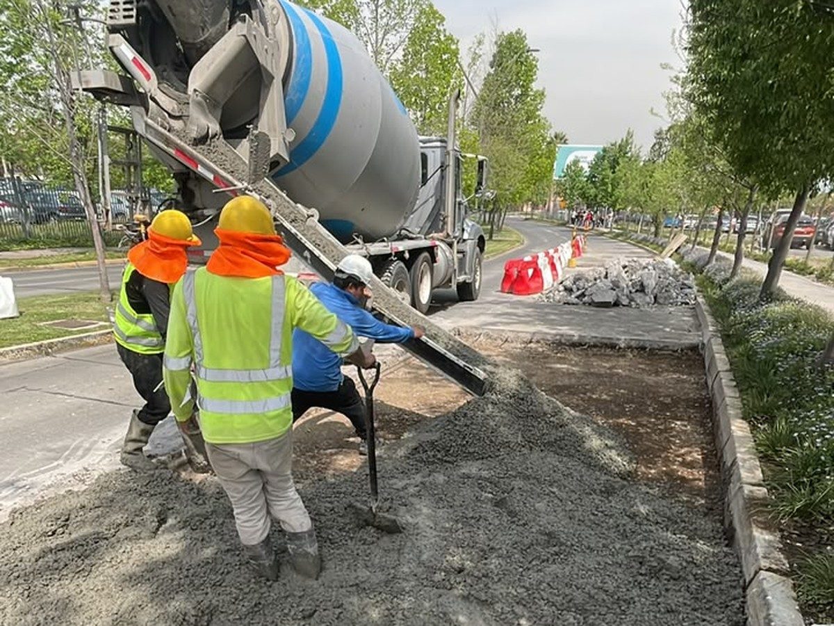 Faena de pavimentación: descarga de hormigón desde camión mixer en obra vial